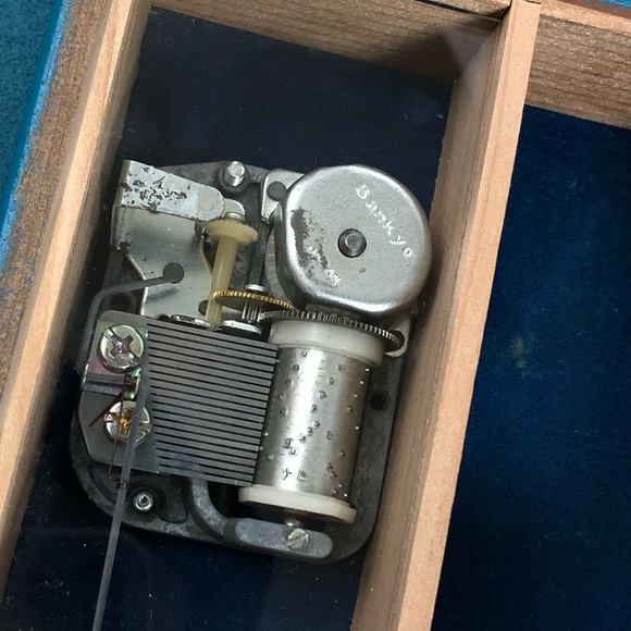 🚫SOLD•E✝️SY🚫 Vintage Norman Rockwell Music Box - Picture 6 of 8